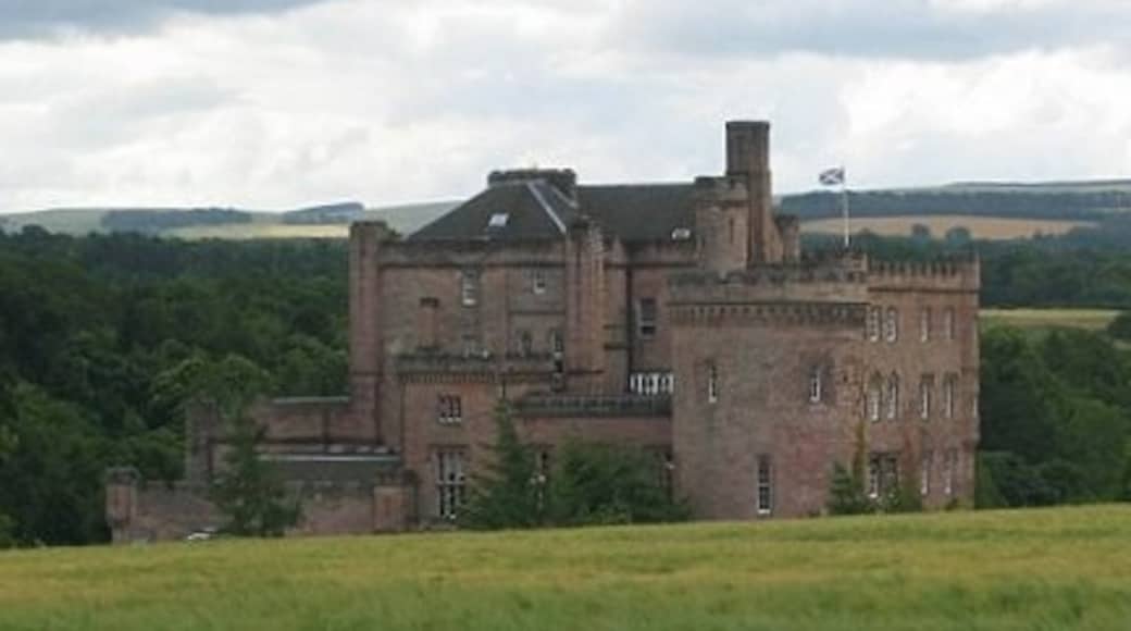 Photo "Dalhousie Castle" by Richard Webb (CC BY-SA) / Cropped from original