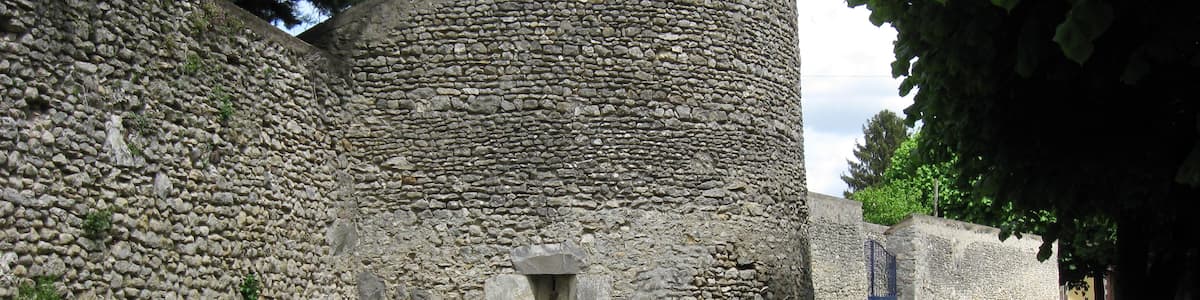Photo "La Tour du Loup. (Étampes, département de l'Essonne, région Île-de-France)." by Thor19 (Creative Commons Attribution-Share Alike 3.0) / Cropped from original