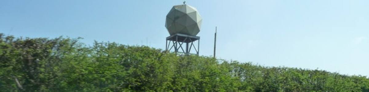Photo "West Dorset : Warden Hill Weather Radar" by Lewis Clarke (Creative Commons Attribution-Share Alike 2.0) / Cropped from original
