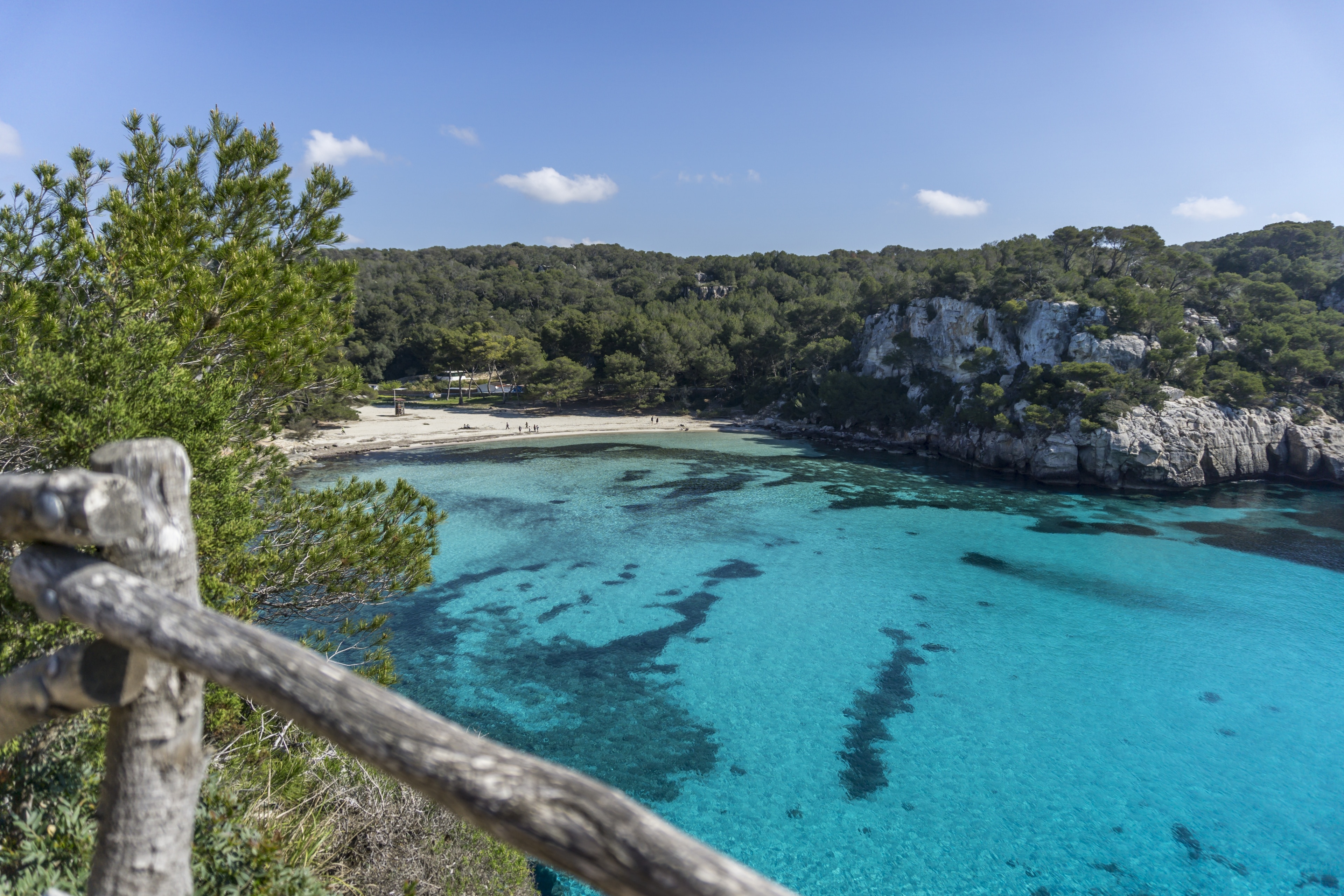 Cala Macarella de Menorca vista des del sud-oest