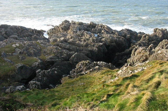 West facing craggy shoreline of Trwyn Porthdinllaen