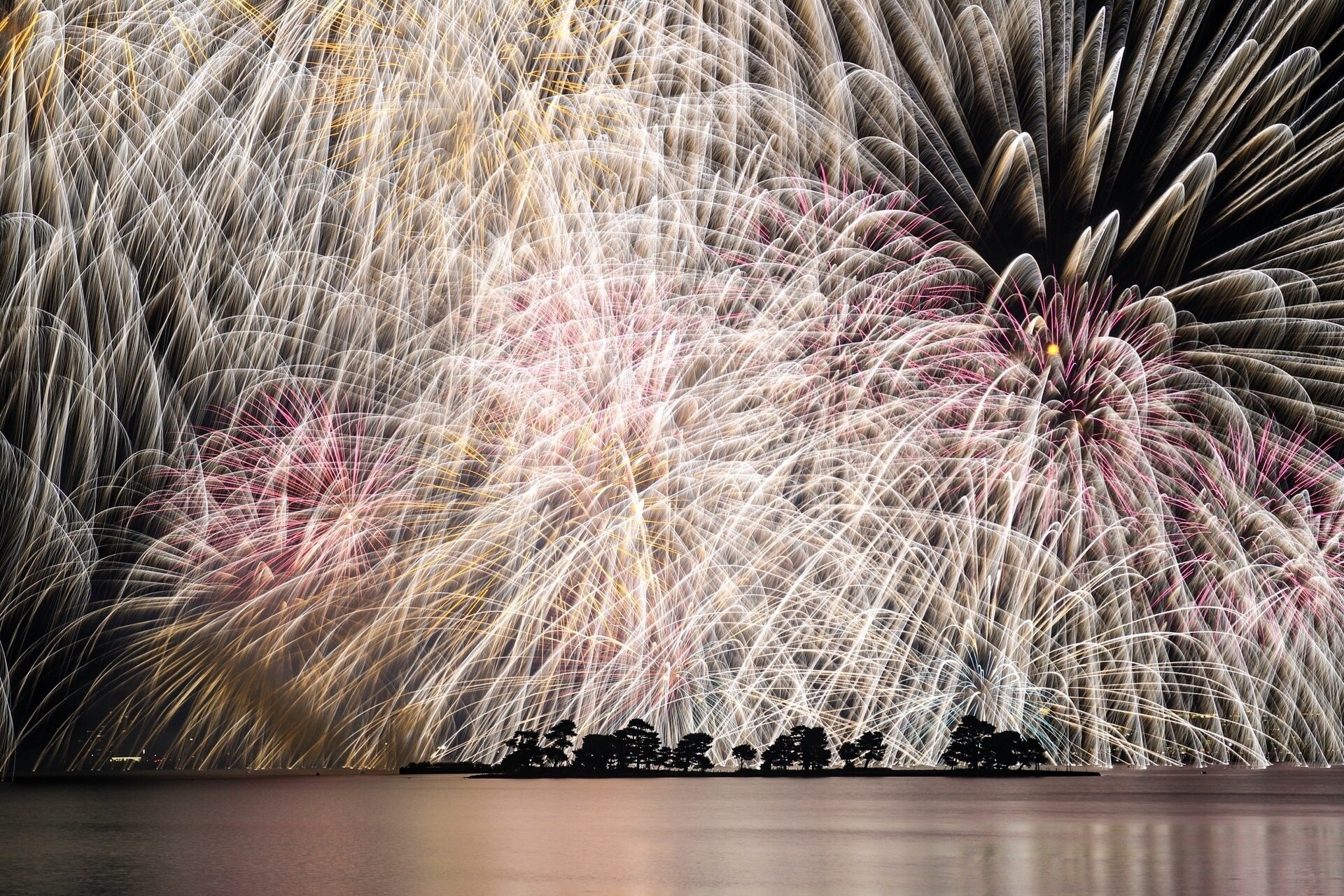 Photo "Matsue Shinjiko Onsen" by taka14 (CC BY) / Cropped from original