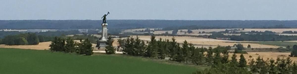 Photo "Panorama vu du Moulin de Valmy, avec, en fond, la statue commémorative du sauveur de la ville, Kellermann." by Nico V. (Creative Commons Attribution 4.0) / Cropped from original