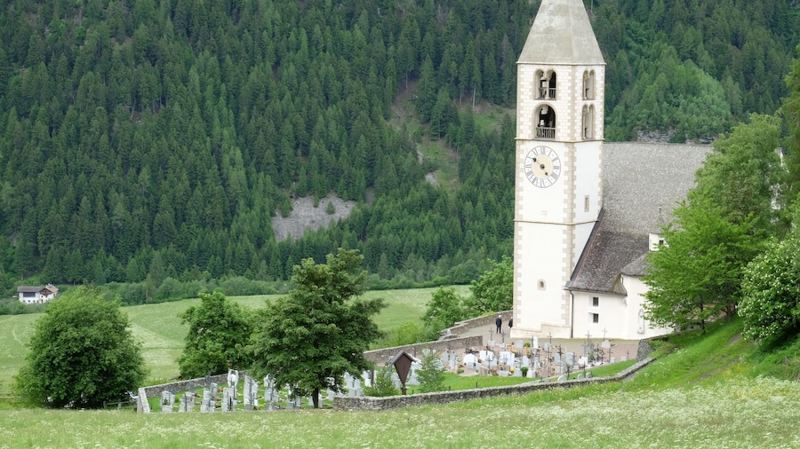 Photo "Pfarrkirche St. Blasius in Taufers im Münstertal (Südtirol)" by Andreas Waldner (page does not exist) (Creative Commons Attribution-Share Alike 4.0) / Cropped from original