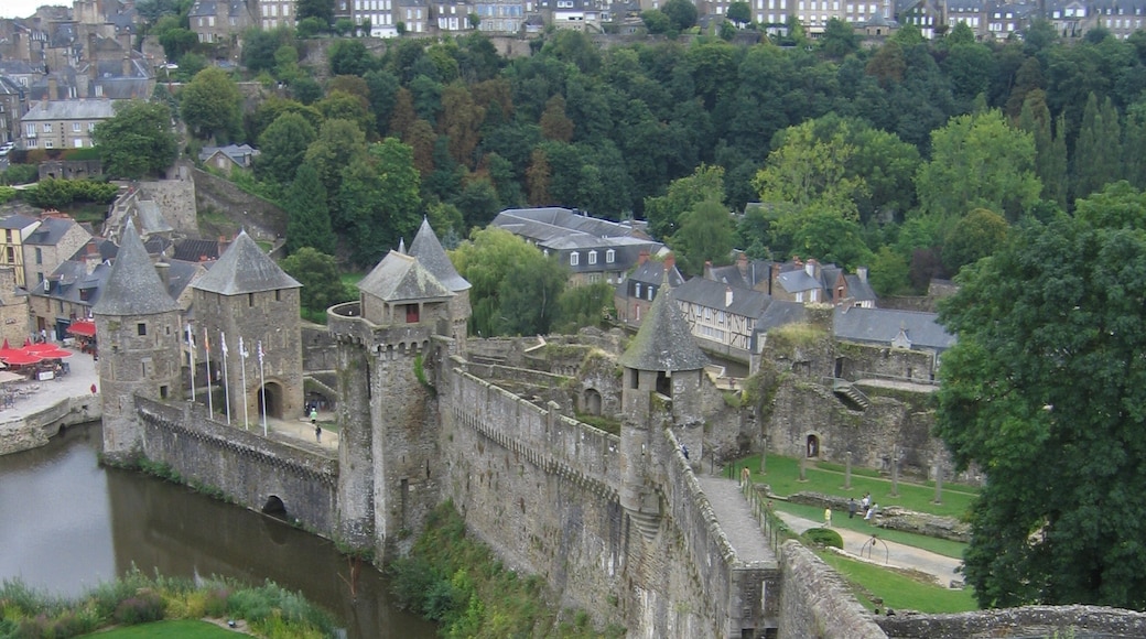 Foto “Castillo de Fougères” tomada por Thesupermat (CC BY-SA); recorte de la original