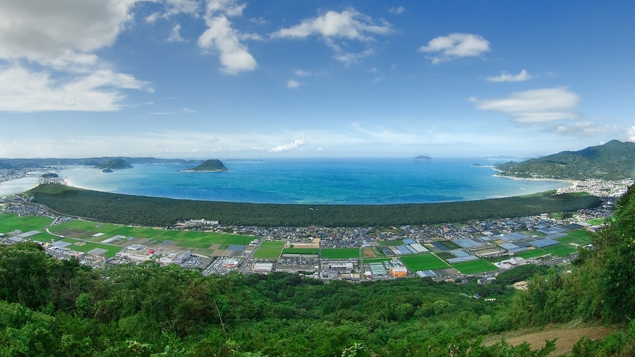Photo "虹の松原全景（鏡山より）、Fisheye View of Nijinomatsubara" by ascesis (Creative Commons Attribution-Share Alike 3.0) / Cropped from original