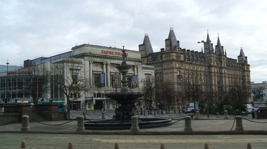 "Liverpool Empire Theatre"-foto av David Brown (CC BY-SA) / Urklipp från original