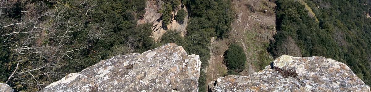 Photo "Castell de Rocacorba (Canet d'Adri)" by Jvinolase (Creative Commons Attribution-Share Alike 4.0) / Cropped from original