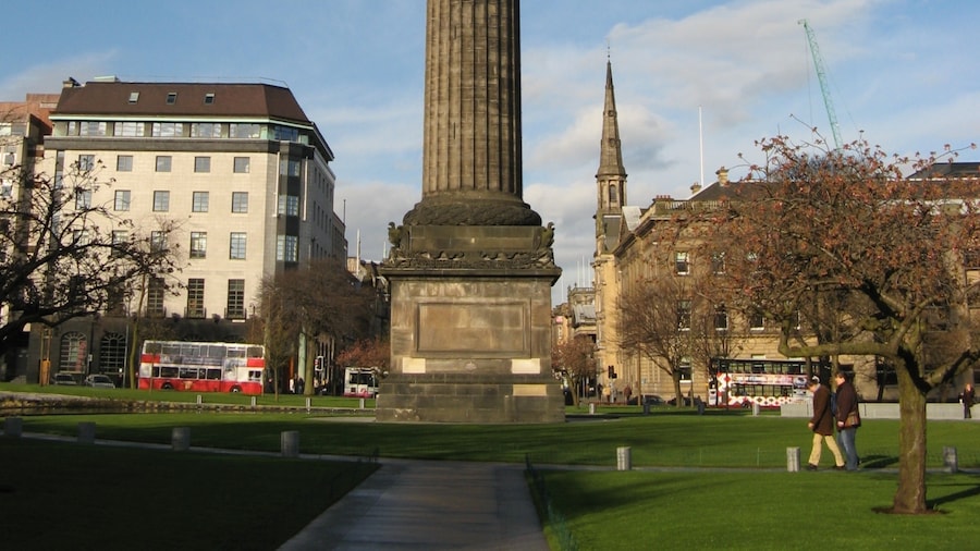 Photo "Melville Monument, St Andrew's Square, Edinburgh. Monument to w:Henry Dundas, 1st Viscount Melville. Designed by William Burn and erected in 1823, statue of Melville by Robert Forrest." by Jonathan Oldenbuck (Creative Commons Attribution-Share Alike 3.0) / Cropped from original
