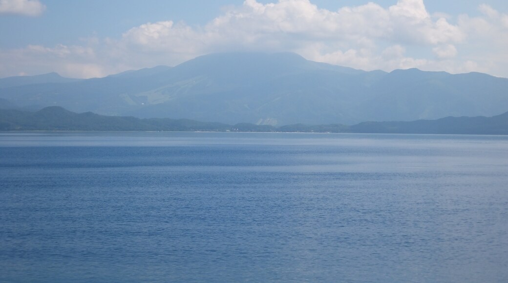 Foto "Lake Tazawa" de 掬茶 (CC BY-SA) / Recortada do original