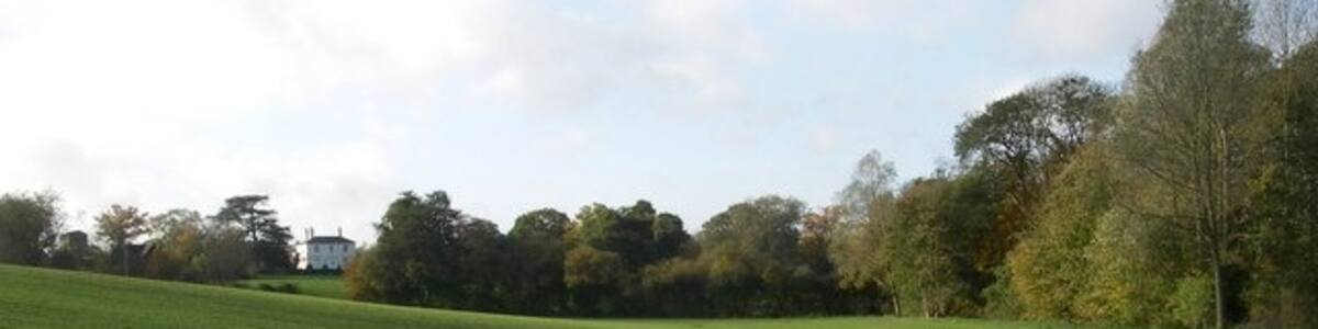 Photo "Perces and the Papermill wood. Perces (also spelt Piercys) overlooks the Bourne valley and the wood at the foot of the slope hides the remains of the old papermill." by Simon Leatherdale (Creative Commons Attribution-Share Alike 2.0) / Cropped from original