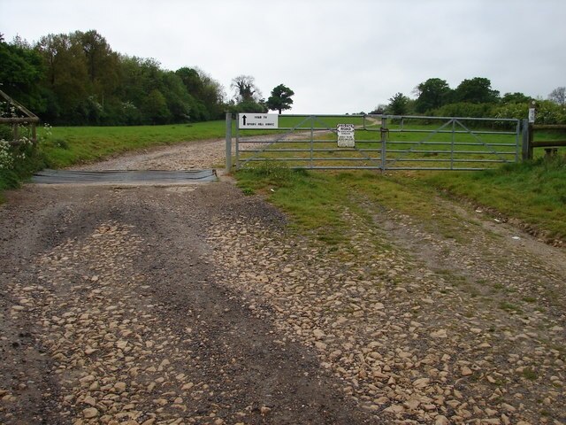 The Road to Spring Hill House, Begbroke The sign reads 'Private Road. No Access Without Permission. Dogs to be kept on lead. Please keep to the footpath.'