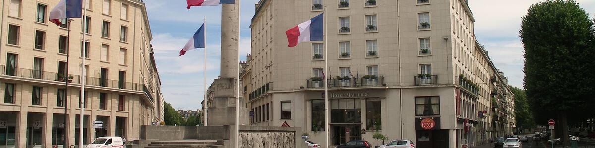 Photo "Monument aux morts et hôtel Malherbe, place Foch à Caen (Calvados)" by Roi.dagobert (Creative Commons Attribution-Share Alike 3.0) / Cropped from original