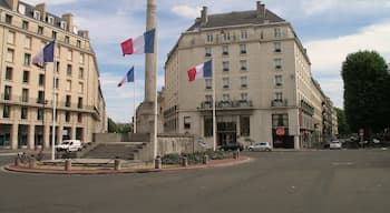 Monument aux morts et hôtel Malherbe, place Foch à Caen