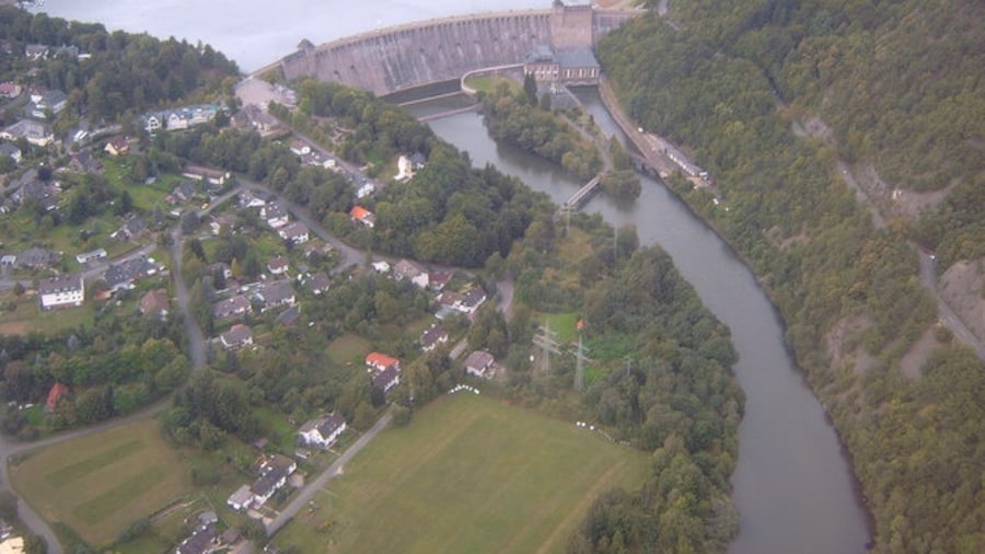 Photo "Edertalsperre, Luftaufnahme 2008 (Eder Dam, aerial 2008)" by Chris on geo.hlipp.de (Creative Commons Attribution-Share Alike 2.0) / Cropped from original
