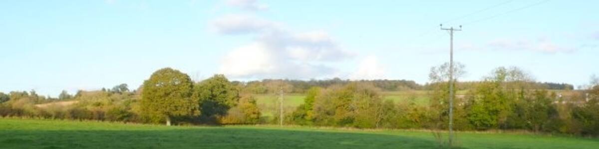 Photo "Countryside near Bishops Caundle In the very north of the square, looking east, just to the east of the village" by Nigel Mykura (Creative Commons Attribution-Share Alike 2.0) / Cropped from original