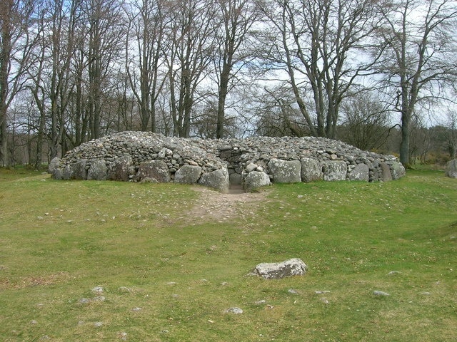 Clava Cairns Clava Cairns is the site of an exceptionally well preserved group of prehistoric burial cairns that were built about 4,000 years ago.
