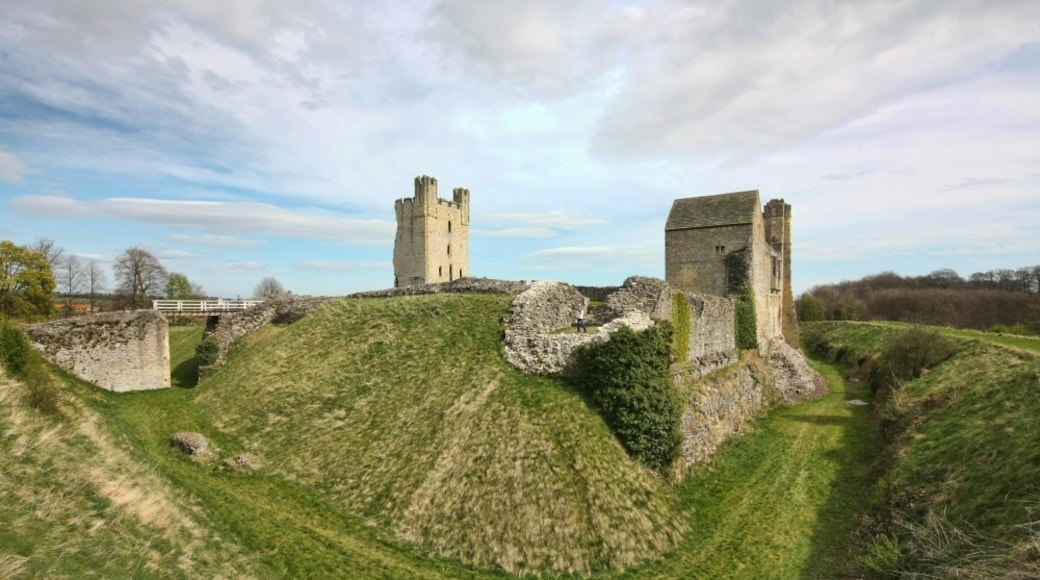 Foto „Helmsley Castle“ von Paul Lakin (CC BY)/zugeschnittenes Original