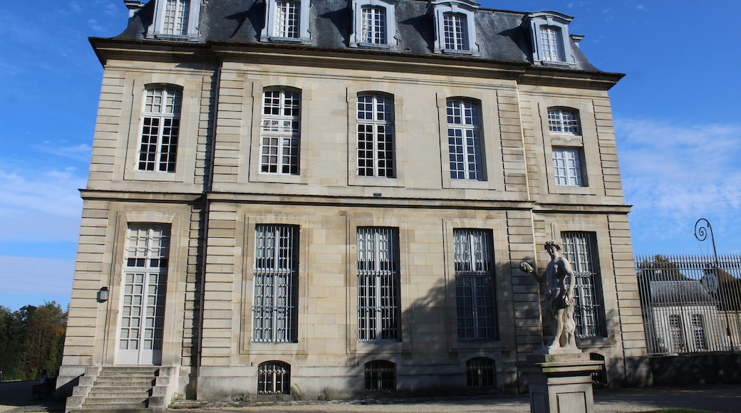 Foto "Château de Champs-sur-Marne" de Chabe01 (CC BY-SA) / Recortada do original