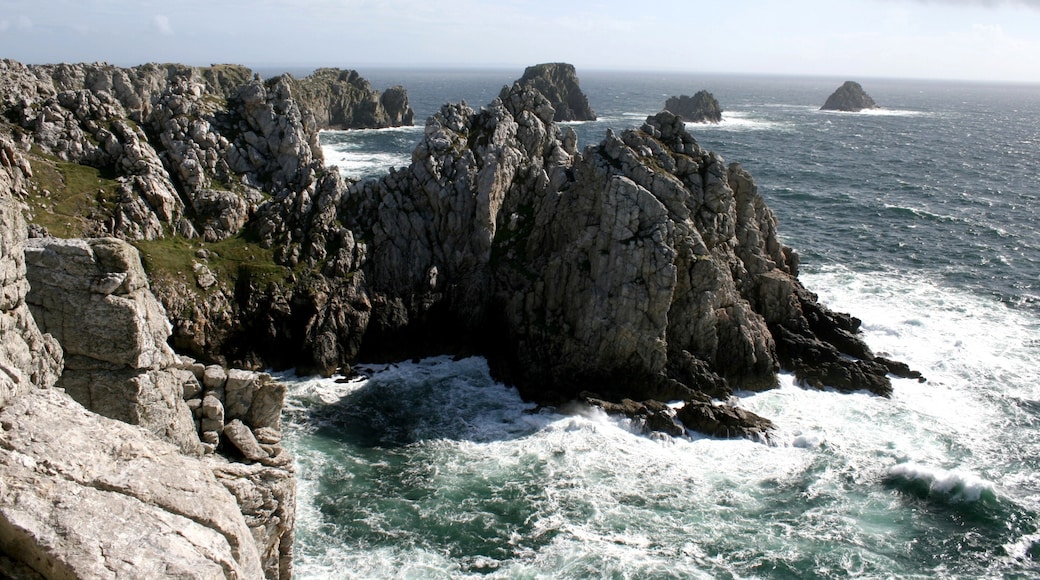 Photo "Pointe de Pen-Hir" by Mike bzh (CC BY-SA) / Cropped from original