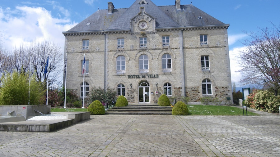 Photo "la mairie de montauban de bretagne" by chisloup (Creative Commons Attribution 3.0) / Cropped from original