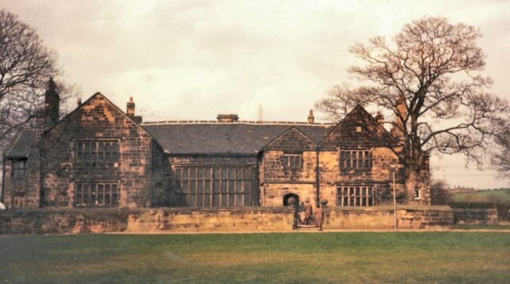 Photo "Oakwell Hall and Country Park" by Gerald England (CC BY-SA) / Cropped from original