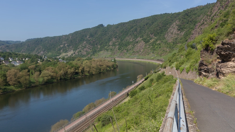 Photo "between Klotten and Cochem, the Moselle" by Michielverbeek (Creative Commons Attribution-Share Alike 4.0) / Cropped from original