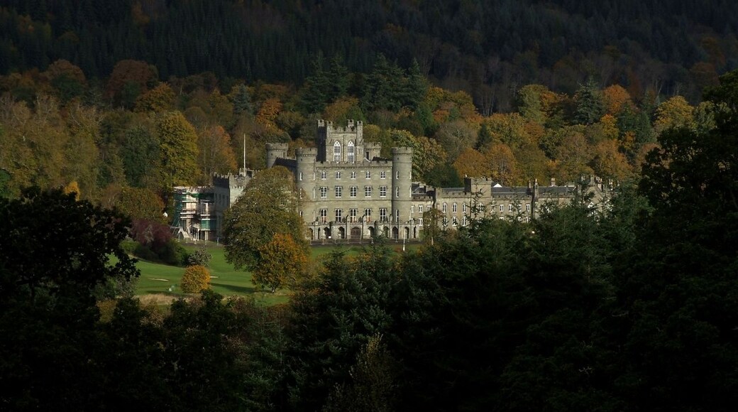 Photo "Taymouth Castle" by nz_willowherb (CC BY) / Cropped from original