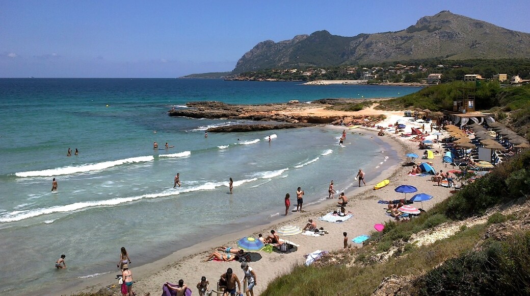 Foto “Playa de Sant Joan” tomada por rene boulay (CC BY-SA); recorte de la original