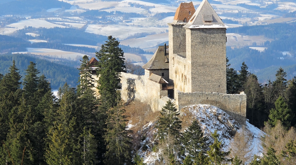 Foto „Burg Kašperk“ von Huhulenik (CC BY)/zugeschnittenes Original