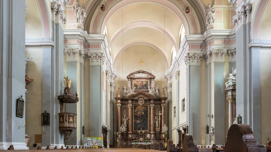 Photo "Catholic parish church St. George in Schärding. The marmoreal altar, made in 1677 by Johann Peter Spaz and first installed in the Carmelitess church of Regensburg, was transferred in 1814 to Schärding. The statues of the angels were made by Christian Jorhan d. J. (1815), the pictures are from Josef Bergler (altarpiece, 1815) und Josef Hauber (top piece, 1816)." by Isiwal (Creative Commons Attribution-Share Alike 3.0 at) / Cropped from original