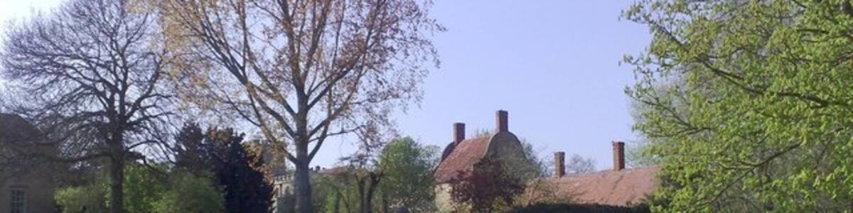 Photo "Almshouses (rear), Great Linford A view of the Almshouses at Great Linford, taken from the back." by mick finn (Creative Commons Attribution-Share Alike 2.0) / Cropped from original