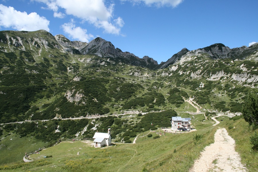 Il rifugio Pompeo Scalorbi nella Riserva naturale guidata di Campobrun e la chiesetta ai morti alpini.(Q3936810)