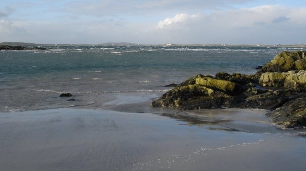 Foto "Tràigh Mhòr" por Roger McLachlan (CC BY-SA) / Recortada de la original