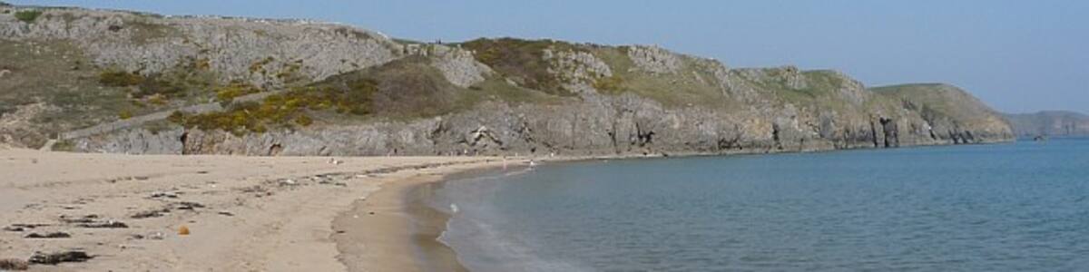 Photo "Barafundle Bay. Showing the path down the cliff face from this viewpoint 1225161." by Robin Drayton (Creative Commons Attribution-Share Alike 2.0) / Cropped from original