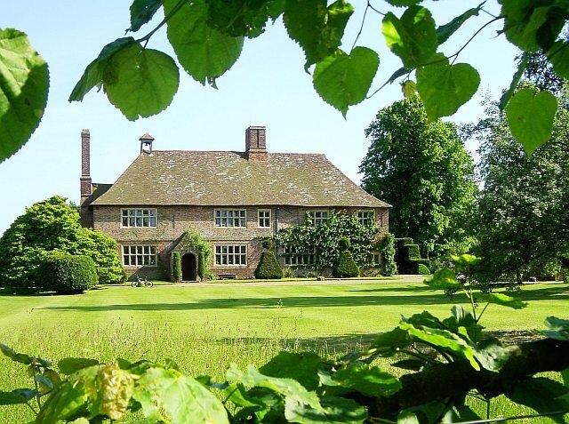 Photo "Frinsted" by Penny Mayes (CC BY-SA) / Cropped from original