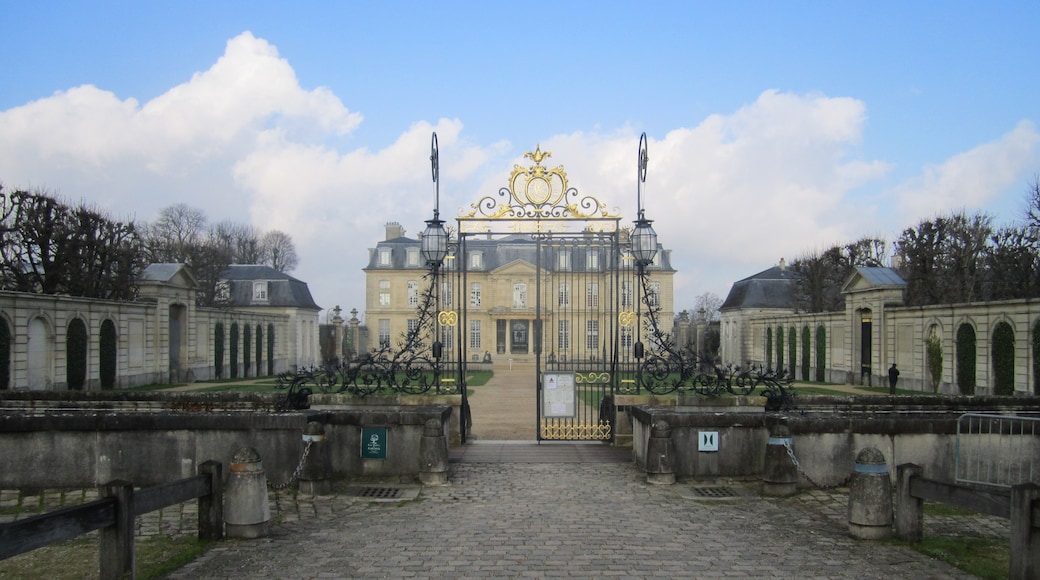 Foto "Château de Champs-sur-Marne" de Nwolpert91 (page does not exist) (CC BY-SA) / Recortada do original