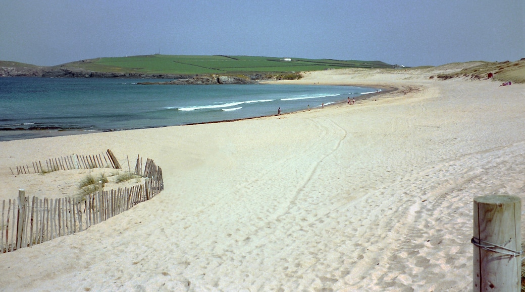 Photo "Constantine Bay Beach" by Robert Linsdell (CC BY) / Cropped from original