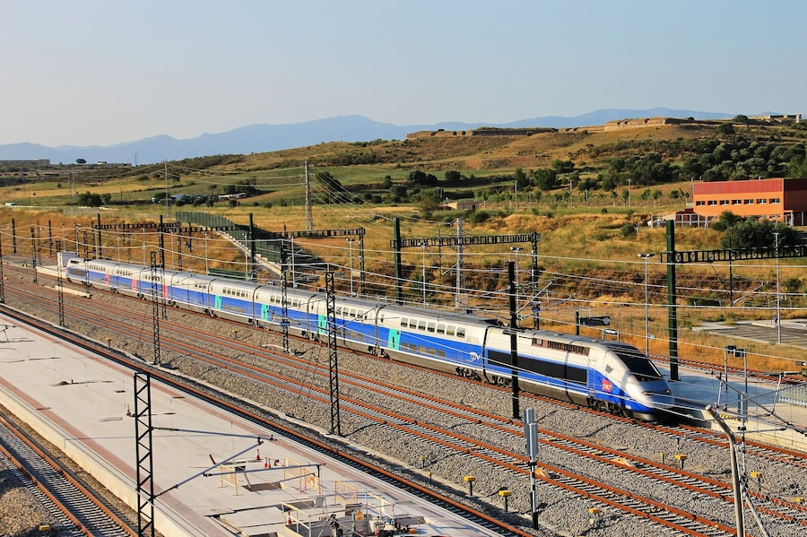 TGV llegando a la estación de Figueres - Vilafant. Detrás, en la colina de la derecha, el Castell de Sant Ferran.