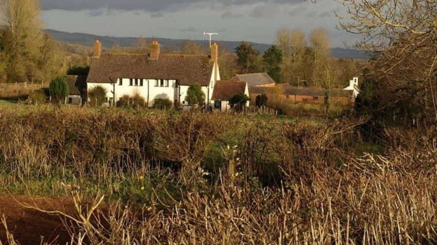 Photo "Knight's Cottages, Fitzhead Farm cottages on the western fringe of the village, seen from footpath WG 5/1. Behind to the right is Knight's Farm." by Derek Harper (Creative Commons Attribution-Share Alike 2.0) / Cropped from original