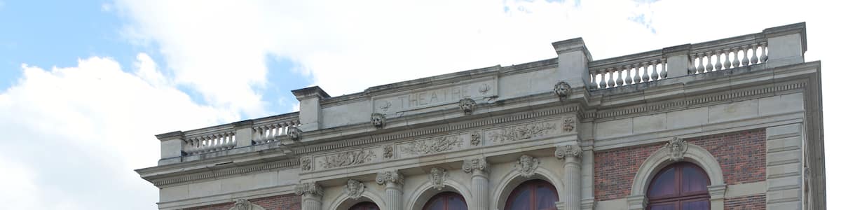 Photo "English: Theatre of Chartres, main facade." by Coyau (Creative Commons Attribution-Share Alike 3.0) / Cropped from original