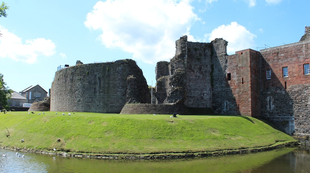 Photo "Rothesay Castle" by Billy McCrorie (CC BY-SA) / Cropped from original