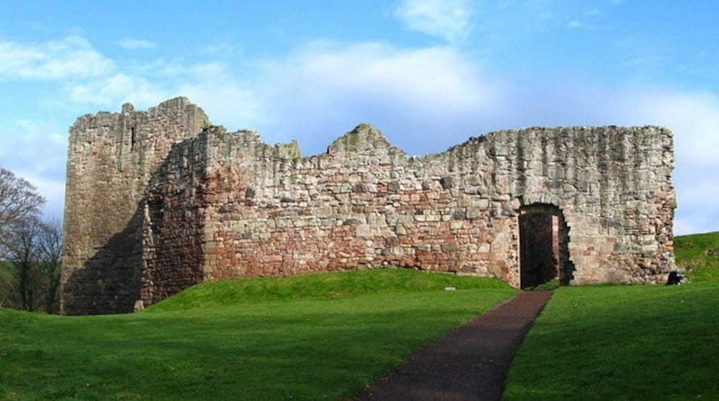 Photo "Hailes Castle" by Lisa Jarvis (CC BY-SA) / Cropped from original