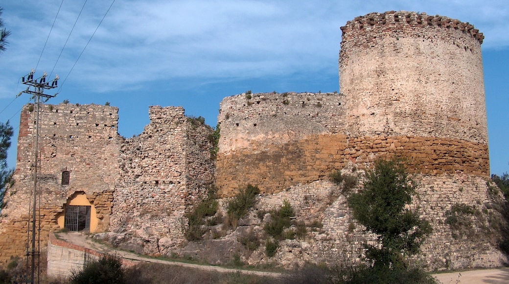 Foto "Castillo de Gelida" de DagafeSQV (page does not exist) (CC BY-SA) / Recortada do original