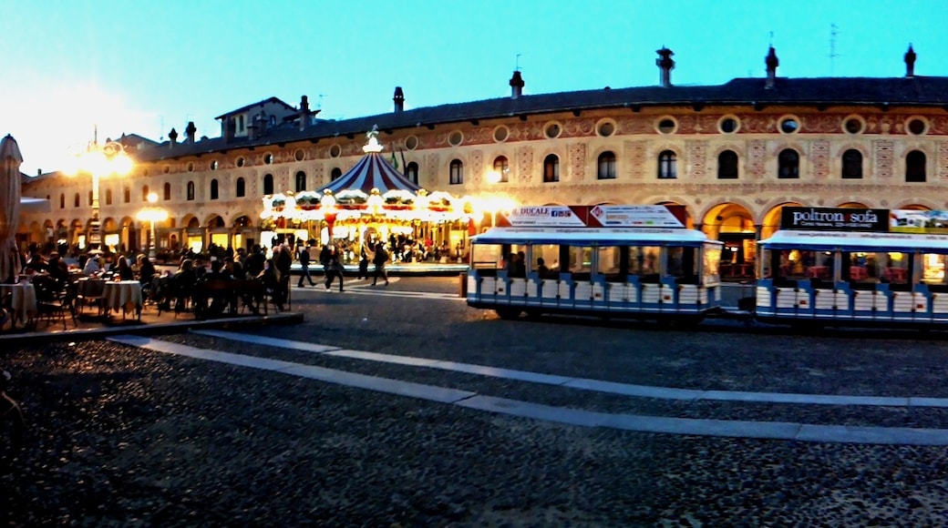 ภาพ "Piazza Ducale" โดย Ste S 74 (page does not exist) (CC BY-SA) / ตัดภาพจากขนาดต้นฉบับ