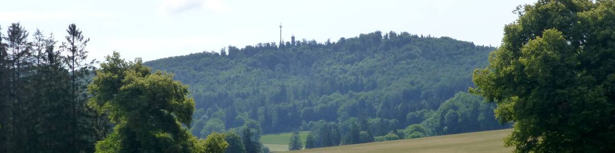 Photo "Sternberg bei Gomadingen; Blick von einem Wirtschaftsweg nordwestlich von Offenhausen; im Vordergrund die Bahnschienen der Schwäbischen Albbahn" by Muck50 (Creative Commons Attribution-Share Alike 4.0) / Cropped from original