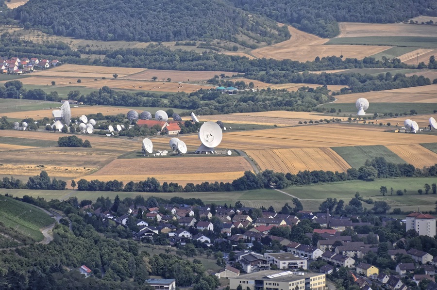 Bilder vom Flug Nordholz-Hammelburg 2015: Im Vordergrund der Ortsrand von Hammelburg. Dahinter die Antennen von Intelsat-Kommunikations ("Erdfunkstelle Fuchsstadt").