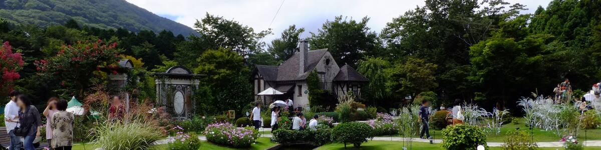 Photo "Hakone Venetian Glass Museum (Hakone Garasunomori Museum) in Hakone, Kanagawa, Japan." by 掬茶 (Creative Commons Attribution-Share Alike 3.0) / Cropped from original