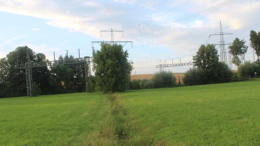 Photo "Abzweig von der 220 kV-Leitung Rheinau-Hoheneck zum EnBW-Umspannwerk Großgartach Camera location 49° 08′ 31.43″ N, 9° 08′ 17.71″ E View this and other nearby images on: OpenStreetMap - Google Earth 49.142064; 9.138254" by Zonk43 (page does not exist) (Creative Commons Attribution 4.0) / Cropped from original