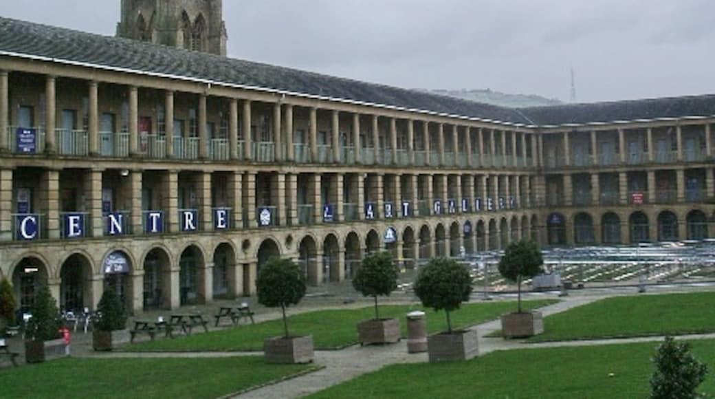 Photo "Halifax Piece Hall" by Alexander P Kapp (CC BY-SA) / Cropped from original